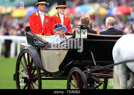 Königin Elisabeth II., Königin Maxima, König Willem-Alexander und Prinz Andrew (während der Tag des Royal Ascot Hotel in Ascot Pferderennbahn von links nach rechts). Stockfoto