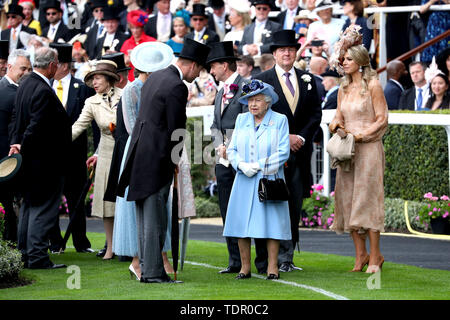 Die Princess Royal, Anne (4. links), die Herzogin von Cambridge, Herzog von Cambridge, Königin Elizabeth II., König Willem-Alexander der Niederlande und Königin Maxima der Niederlande die Teilnahme an Tag eins von Royal Ascot Hotel in Ascot Pferderennbahn. Stockfoto