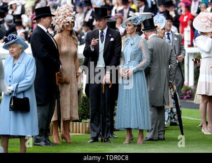 Königin Elizabeth II (links), König Willem-Alexander der Niederlande, Königin Maxima der Niederlande, der Herzog von Cambridge und die Herzogin von Cambridge an Tag eins von Royal Ascot Hotel in Ascot Pferderennbahn. Stockfoto