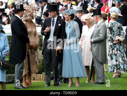 König Willem-Alexander der Niederlande (links), Königin Maxima der Niederlande, der Herzog von Cambridge, die Herzogin von Cambridge, die Herzogin von Cornwall und den Prinzen von Wales bei Tag des Royal Ascot Hotel in Ascot Pferderennbahn. Stockfoto