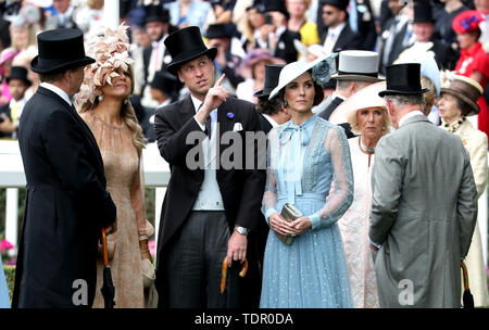 König Willem-Alexander der Niederlande (links), Königin Maxima der Niederlande, der Herzog von Cambridge, die Herzogin von Cambridge, die Herzogin von Cornwall und den Prinzen von Wales bei Tag des Royal Ascot Hotel in Ascot Pferderennbahn. Stockfoto