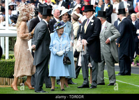 Queen Maxima der Niederlande (links), Königin Elisabeth II., die Herzogin von Cambridge und König Willem-Alexander der Niederlande während der Tag des Royal Ascot Hotel in Ascot Pferderennbahn. Stockfoto