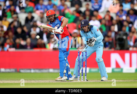 In Afghanistan das Gulbadin in schlagende Aktion als Englands wicketkeeper Jos Buttler schaut während der ICC Cricket World Cup Gruppenphase Spiel im Old Trafford, Manchester. Stockfoto