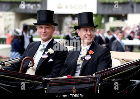 Königin Elizabeth II (links), der Herzog von York und König Willem-Alexander der Niederlande durch den Wagen während der Tag des Royal Ascot Hotel in Ascot Pferderennbahn anreisen. Stockfoto