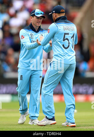 England's Jonny Bairstow feiert das Verfangen in Afghanistan Rahmat Shah mit Teamkollege Eoin Morgan (links), rollte von Adil Rashid, während der ICC Cricket World Cup Gruppenphase Spiel im Old Trafford, Manchester. Stockfoto