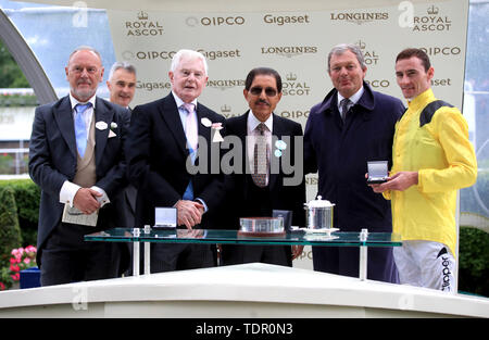 Richard Clifford (links) und Sir Derek Jacobi vorhanden Trainer George William Haggas (Zweiter von rechts) und Jockey Daniel Tudhope mit ihren Preisen nach dem Gewinn der Wolferton Stakes Rennen mit Pferd Addeybb während der Tag des Royal Ascot Hotel in Ascot Pferderennbahn. Stockfoto