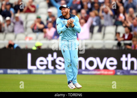 England's Jonny Bairstow Fänge von Afghanistan Rashid Khan während der ICC Cricket World Cup Gruppenphase Spiel im Old Trafford, Manchester. Stockfoto