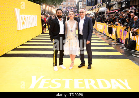 Udo Patel (links), Lily James und Danny Boyle (rechts) die Teilnahme an der gestrigen UK Premiere in London, Großbritannien, statt. Stockfoto