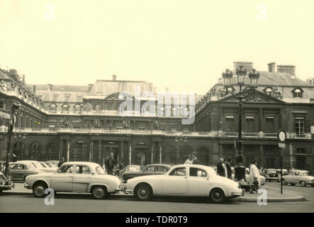 Autos vor dem Palais Royale, Paris, Frankreich 1961 geparkt Stockfoto