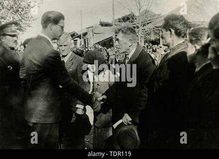 König Michael von Rumänien besuchen die Menschen nach dem Erdbeben, 1940 Stockfoto