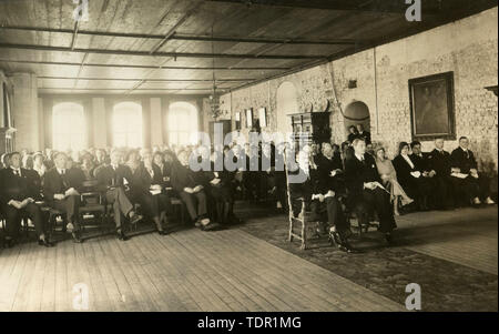 König Haakon VII. von Norwegen und Kapitän Dahl bei der Eröffnung der Pressekonferenz, Oslo, Norwegen 1932 Stockfoto