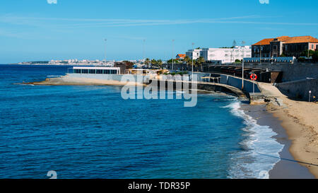 Portugiesische Riviera in der Nähe von Lissabon mit Resort Stadt Cascais im Hintergrund sichtbar. Stockfoto