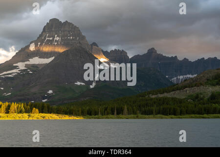 Die Sonne scheint auf die Spitze des Mount Wilbur im Glacier National Park Stockfoto