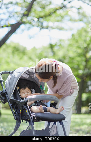 Japanische Familie in einem Stadtpark Stockfoto