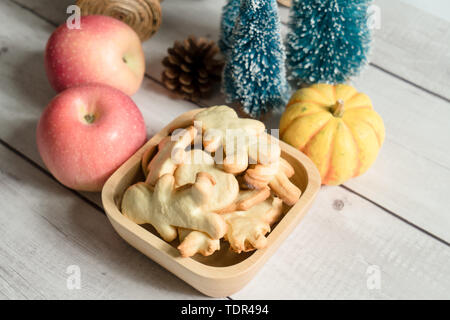 Handgefertigte Kekse mit Licht Farbe Hintergrund Stockfoto