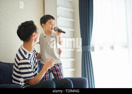 Japanische Familie zu Hause Stockfoto