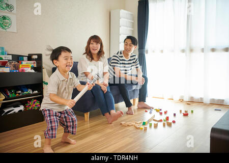 Japanische Familie zu Hause Stockfoto