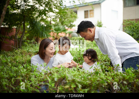 Japanische Familie in einem Stadtpark Stockfoto