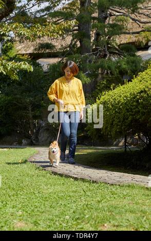 Japanische Frau und Shiba Inu Hund an traditionellen Hotel Stockfoto