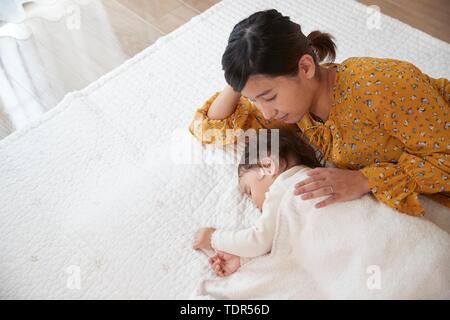 Japanisches Kind mit Mutter zu Hause