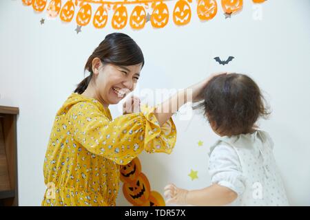 Japanisches Kind mit Mutter zu Hause Stockfoto