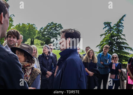 London, UK, 14. Juni 2019: Konservative MP Rory Stewart setzt seine Führung Kampagne, im Gespräch mit der Öffentlichkeit in Battersea. Stockfoto