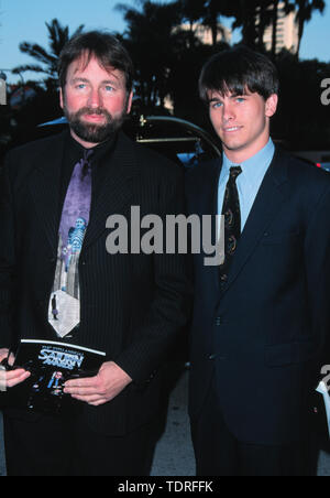 09 Jun, 1999; Los Angeles, CA, USA; (ARCHIVFOTO) comedic Schauspieler John Ritter auf dem Satz von seinem sitcom "8 einfache Regeln für Dating meine Tochter' zusammenbrach und starb an der unerkannte Herzprobleme bei Alter 54. Emmy award Ritter gewann für die Darstellung der liebenswerten Jack Tripper auf die drei Unternehmen" bekannt. Er hinterlässt Ehefrau Amy Yasbeck und vier Kinder. Im Bild: Schauspieler John Ritter & Sohn Jason am 25. jährlichen Saturn Awards. (Bild: Chris Delmas/ZUMA Draht) Stockfoto