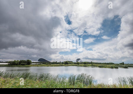 Lakeside Bau grüner Raum doubles bei bewölktem Wetter Stockfoto