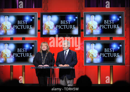 LOS ANGELES, Ca. Januar 22, 2008: Akademie der Wissenschaften und Künste Präsident Sid Ganis & Schauspielerin Kathy Bates bei der Bekanntgabe der Nominierungen für den 80th Academy Awards. © 2008 Paul Smith/Featureflash Stockfoto