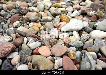 Dekorative Runde Steine, Abstrakte glatten runden Kieseln am Strand, Kieselsteine Meer Textur Hintergrund, Ocean nasse Steine, bunte Steine, Meer, Stockfoto