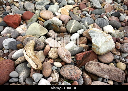 Dekorative Runde Steine, Abstrakte glatten runden Kieseln am Strand, Kieselsteine Meer Textur Hintergrund, Ocean nasse Steine, bunte Steine, Meer, Stockfoto
