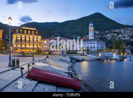 Cernobbio - Die kleine Stadt am Comer See in der Abenddämmerung. Stockfoto