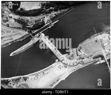 Fotograf unbekannt 3 September 1984 LUFTAUFNAHME VON BONNEVILLE PROJEKT BERÜCKSICHTIGT BEI 3000 Fuß Höhe. POWERHOUSE-1 IST IN DER MITTE DES FOTO MIT NAVIGATION SCHLOSS KNAPP DARÜBER, und DAM SPILLWAY IST TEILWEISE SICHTBAR BEI EXTREMEN UNTEN LINKS. Der Columbia River fließt von links nach rechts. - Bonneville Projekt, Columbia River, 1 Km nordöstlich von Ausfahrt 40, an der Interstate 84, Bonneville, Multnomah County, ODER Stockfoto