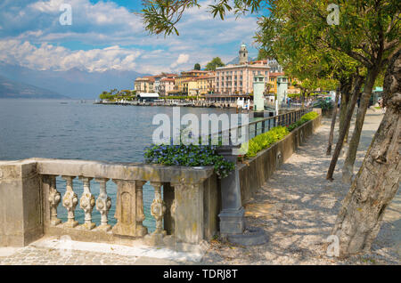 Bellagio - die Promenade der Stadt und die Alpen im Hintergrund. Stockfoto