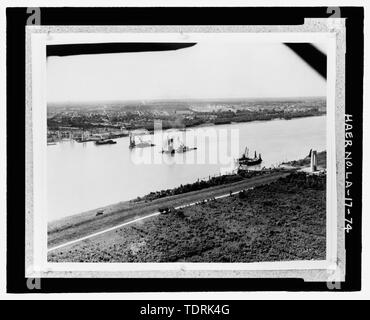 Fotografische Kopie von circa 1934, 10 und-148; x15 und -148;, schwarz und weiß Luftaufnahme. Lose in übergroßen Box befindet sich im Nationalen Museum für Amerikanische Geschichte, Smithsonian Institution, Archive, Arbeit und Industrie Division, Washington, D.C. Original Fotograf unbekannt.; LUFTBILD DER BRÜCKE IM BAU VON WEST BANK AUF DER SUCHE NACH NORDEN IN RICHTUNG OSTEN BANK DOWN RIVER ZEIGT GLOBALE SICHT DER BRÜCKENPFEILER BAU. - Huey P. Lange Brücke, Spanning Mississippi River etwa auf halbem Weg zwischen neun und zwölf Kilometer Punkte vor westlich von New Orleans, Jefferson, Je und Stockfoto