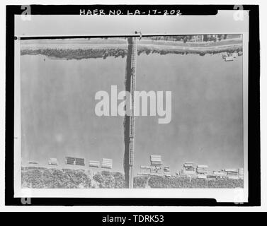 Fotografische Kopie von ca. 2.000 schwarze und weiße Antenne Fotoabzug. Fotograf unbekannt. Kopie der gedruckten Foto in der New Orleans Public Belt Railroad administrative Büros in 5100 Jefferson Highway, Jefferson, LA 70123.; ca. 2000 LUFTBILD DER WICHTIGSTEN BRÜCKENTRAGWERK Überquerung des Mississippi River an der East Bank am oberen Rand in der West Bank an der Unterseite befindet. - Huey P. Lange Brücke, Spanning Mississippi River etwa auf halbem Weg zwischen neun und zwölf Kilometer Punkte vor westlich von New Orleans, Jefferson, Jefferson Parish, LA; Modjeski, Meister und und Stockfoto