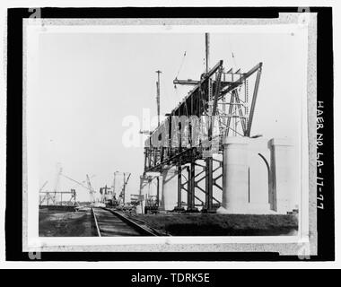 Fotografische Kopie von circa, 1934 schwarz-weiß Foto. In übergroßen Kasten an der nationalen Museum der amerikanischen Geschichte, Smithsonian Institution, Archive, Arbeit und Industrie Division, Washington, D.C. Original Fotograf unbekannt entfernt Lose.; DECK TRUSS IM BAU ZWISCHEN PIERS C, B UND V AM BODEN VON EAST BANK. - Huey P. Lange Brücke, Spanning Mississippi River etwa auf halbem Weg zwischen neun und zwölf Kilometer Punkte vor westlich von New Orleans, Jefferson, Jefferson Parish, LA; Modjeski, Meister und Chase, Inc., Ingenieur; Siems-Helmers, Inc., Builde und Stockfoto