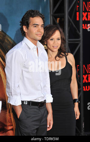 LOS ANGELES, Ca. 31. Juli 2008: Rosie Perez & Datum bei der Premiere ihres neuen Films Ananas Express am Mann Dorf Theater, Westwood. © 2008 Paul Smith/Featureflash Stockfoto