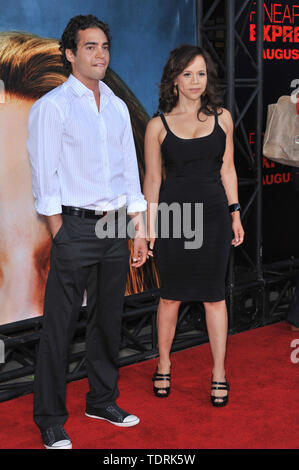 LOS ANGELES, Ca. 31. Juli 2008: Rosie Perez & Datum bei der Premiere ihres neuen Films Ananas Express am Mann Dorf Theater, Westwood. © 2008 Paul Smith/Featureflash Stockfoto