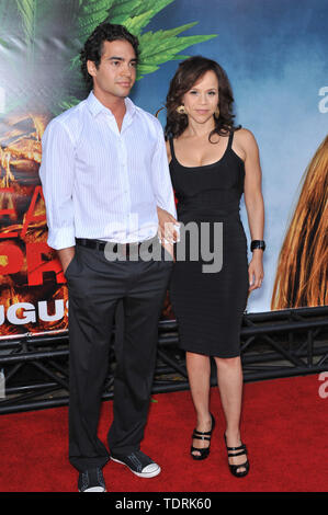 LOS ANGELES, Ca. 31. Juli 2008: Rosie Perez & Datum bei der Premiere ihres neuen Films Ananas Express am Mann Dorf Theater, Westwood. © 2008 Paul Smith/Featureflash Stockfoto