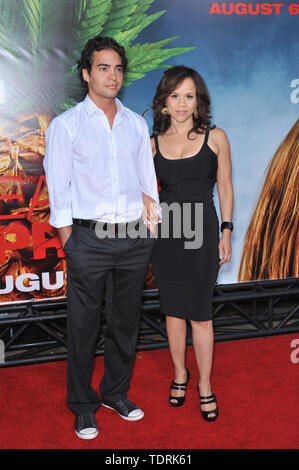 LOS ANGELES, Ca. 31. Juli 2008: Rosie Perez & Datum bei der Premiere ihres neuen Films Ananas Express am Mann Dorf Theater, Westwood. © 2008 Paul Smith/Featureflash Stockfoto