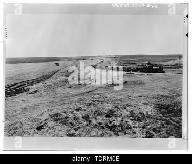 Fotografische Kopie des historischen Foto, April 25, 1907 (Original drucken in Gruppe 115 eingereicht, National Archives, Washington, D.C.). Obere Hirsche flache Böschung. Vom östlichen Ende der Bahndamm im Bau. Zug in den Vordergrund RÜCKKEHR IN ÖSTLICHER LEIHEN GRUBE. Dampf Schaufel Nr. 2 IM ABSTAND BEI DER ARBEIT IN WESTLICHER LEIHEN GRUBE. - Boise Projekt, Rotwild flache Böschungen, Lake Lowell, Nampa, Canyon County, ID Stockfoto