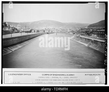 Fotografische Kopie der historischen Fotografie von Korps der Ingenieure, U.S. Army, April 8, 1941 (Original im Besitz des Korps der Ingenieure, U.S. Army, Pittsburgh, Engineering Division Dateien) Einheit 3, allgemeine Ansicht an Steinbogenbrücke - Johnstown lokale Hochwasserschutz Projekt, beginnend am Conemaugh River ca. 3,8 Kilometer flussabwärts vom Zusammenfluss von Little Conemaugh und Stony Creek Flüsse in Johnstown, Johnstown, Cambria County, PA Stockfoto