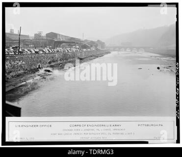 Fotografische Kopie der historischen Fotografie von Korps der Ingenieure, U.S. Army, 8. Dezember 1939 (Original im Besitz des Korps der Ingenieure, U.S. Army, Pittsburgh, Engineering Division Dateien) Einheit 3, Blick flussaufwärts von Bethlehem Steel Fußgängerbrücke - Johnstown lokale Hochwasserschutz Projekt, beginnend am Conemaugh River ca. 3,8 Kilometer flussabwärts vom Zusammenfluss von Little Conemaugh und Stony Creek Flüsse in Johnstown, Johnstown, Cambria County, PA Stockfoto