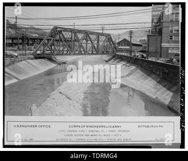 Fotografische Kopie der historischen Fotografie von Korps der Ingenieure, U.S. Army, Juli 18, 1941 (Original im Besitz des Korps der Ingenieure, U.S. Army, Pittsburgh, Engineering Division Dateien) Einheit 4, allgemeine Ansicht STROMAUFWÄRTS an der Walnut Street - Johnstown lokale Hochwasserschutz Projekt, beginnend am Conemaugh River ca. 3,8 Kilometer flussabwärts vom Zusammenfluss von Little Conemaugh und Stony Creek Flüsse in Johnstown, Johnstown, Cambria County, PA Stockfoto