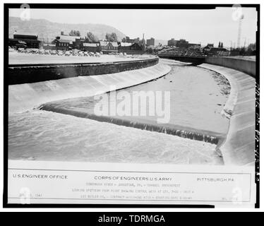 Fotografische Kopie der historischen Fotografie von Korps der Ingenieure, U.S. Army, Juni 10, 1941 (Original im Besitz des Korps der Ingenieure, U.S. Army, Pittsburgh, Engineering Division Dateien) Einheit 4, Blick auf die Wehr am Punkt, auf der Suche nach Südosten Johnstown lokale Hochwasserschutz Projekt, beginnend am Conemaugh River ca. 3,8 Kilometer flussabwärts vom Zusammenfluss von Little Conemaugh und Stony Creek Flüsse in Johnstown, Johnstown, Cambria County, PA Stockfoto