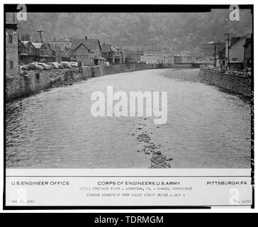 Fotografische Kopie der historischen Fotografie von Korps der Ingenieure, der US-Army, 21. Mai 1940 (Original im Besitz des Korps der Ingenieure, U.S. Army, Pittsburgh, Engineering Division Dateien) Einheit 4, Blick stromabwärts von Walnut Street Bridge - Johnstown lokale Hochwasserschutz Projekt, beginnend am Conemaugh River ca. 3,8 Kilometer flussabwärts vom Zusammenfluss von Little Conemaugh und Stony Creek Flüsse in Johnstown, Johnstown, Cambria County, PA Stockfoto