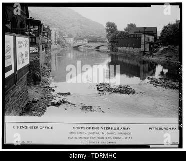 Fotografische Kopie der historischen Fotografie von Korps der Ingenieure, der US-Army, 28. Mai 1941 (Original im Besitz des Korps der Ingenieure, U.S. Army, Pittsburgh, Engineering Division Dateien) Einheit 5, Blick flussaufwärts von Franklin Street Bridge - Johnstown lokale Hochwasserschutz Projekt, beginnend am Conemaugh River ca. 3,8 Kilometer flussabwärts vom Zusammenfluss von Little Conemaugh und Stony Creek Flüsse in Johnstown, Johnstown, Cambria County, PA Stockfoto