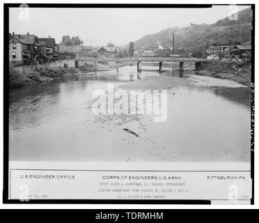 Fotografische Kopie der historischen Fotografie von Korps der Ingenieure, der US-Army, 28. Mai 1941 (Original im Besitz des Korps der Ingenieure, U.S. Army, Pittsburgh, Engineering Division Dateien) Einheit 5, Blick stromabwärts von Hickory Street Bridge - Johnstown lokale Hochwasserschutz Projekt, beginnend am Conemaugh River ca. 3,8 Kilometer flussabwärts vom Zusammenfluss von Little Conemaugh und Stony Creek Flüsse in Johnstown, Johnstown, Cambria County, PA Stockfoto