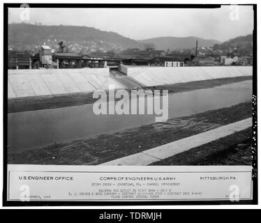 Fotografische Kopie der historischen Fotografie von Korps der Ingenieure, der US-Army, 19. November 1943 (Original im Besitz des Korps der Ingenieure, U.S. Army, Pittsburgh, Engineering Division Dateien) Einheit 6, Blick auf Salomo laufen Outlet, Blick nach Norden - Johnstown lokale Hochwasserschutz Projekt, beginnend am Conemaugh River ca. 3,8 Kilometer flussabwärts vom Zusammenfluss von Little Conemaugh und Stony Creek Flüsse in Johnstown, Johnstown, Cambria County, PA Stockfoto